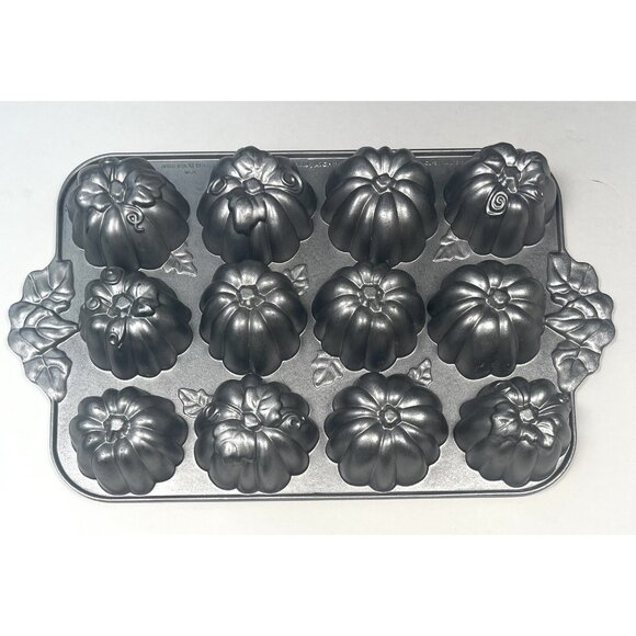NORDIC WARE USA 12 Cakelet Cupcake Bundt Muffin PUMPKIN PATCH PAN 6 Cup 1.4L EUC - Picture 4 of 6